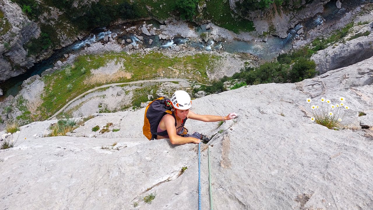 Escalada en la zona del Cares, pared del Escaleru. Vía Resiliencia, 160m. 6c (6b obligado).