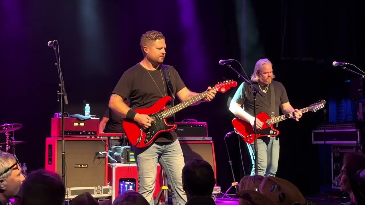 Outlaws - Green Grass & High Tides