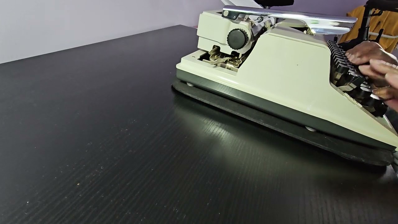 ASMR Erika Daro manual typewriter