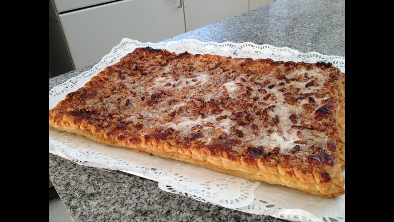 Coca de hojaldre rellena de chicharrones