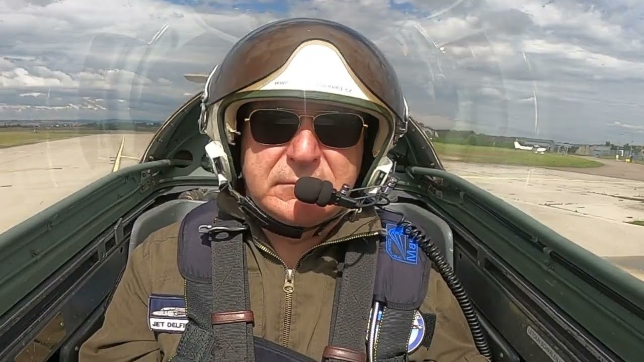 Учебный реактивный самолёт L-29 Delfin в полёте над Чехией