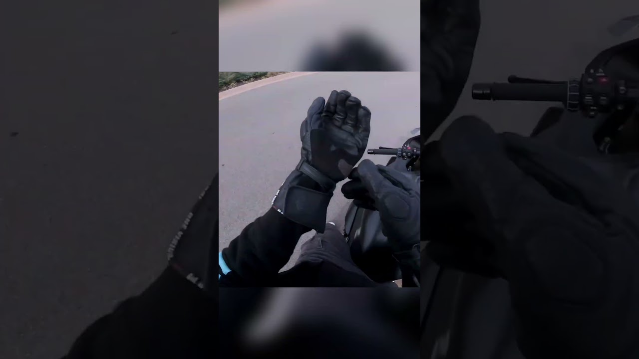 Motocyklista pr&oacute;buje stanąć na kole przednim, a policjant uderza go mandatem 😭 @Stock.s1k