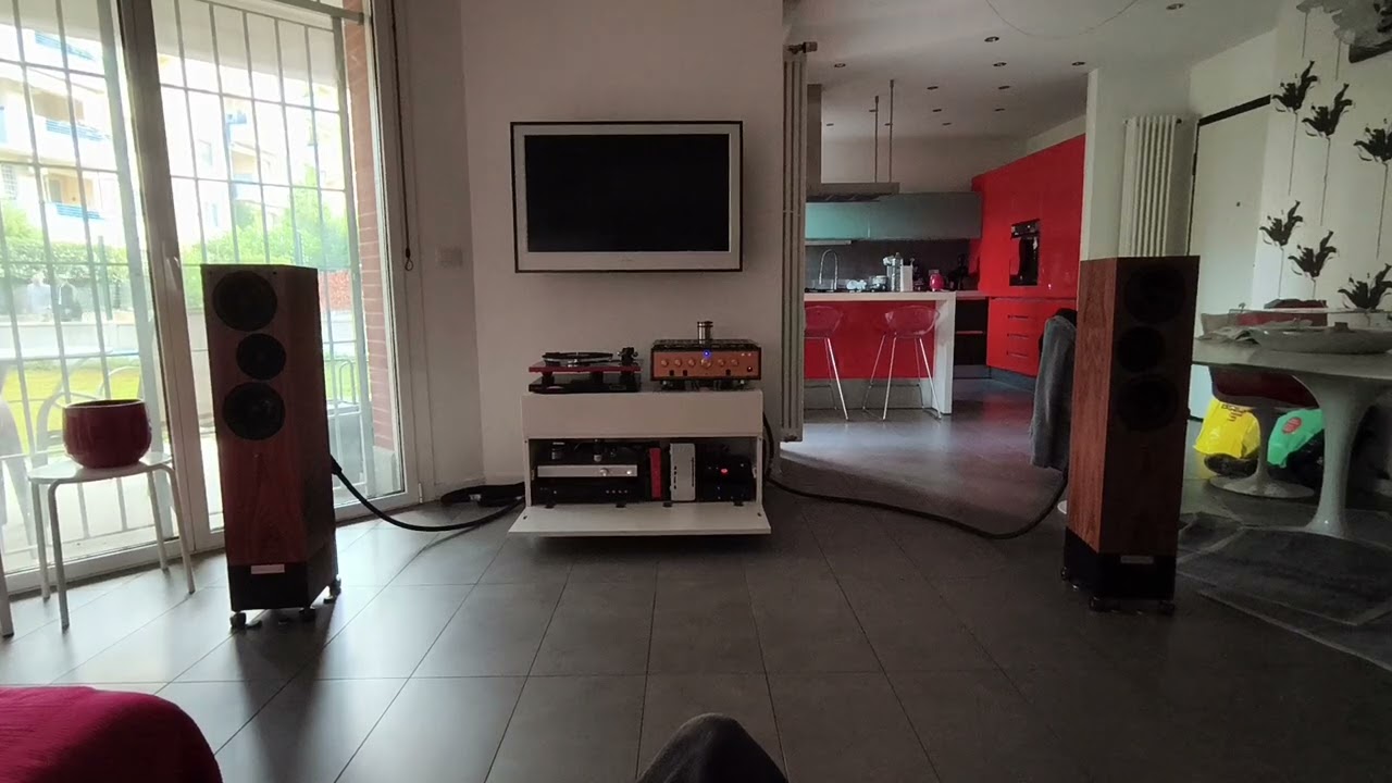Living Voice IBX-R2 - Leben CS600 - Schiit Freya - Holo Spring 3 KTE - Holo Red (John Campbell)