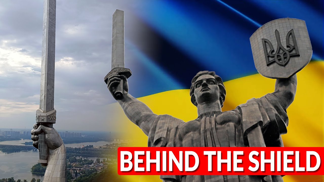 На вершину памятника Родине Украине