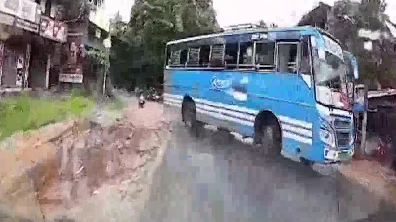 ഓടിക്കൊണ്ടിരിക്കെ ബസ് തെന്നിമാറി കാറിന് മുന്നിലേക്ക്; തലനാരിഴയ്ക്ക് പക്ഷപെടൽ, നടുക്കം|Malappuram Tir