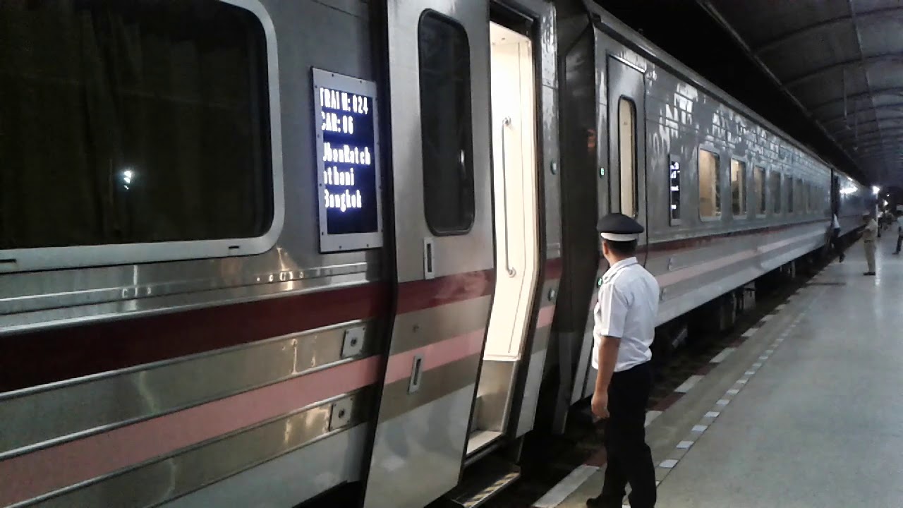 รถไฟ ขบวน 24 กำลังเข้า - ออกสถานีรถไฟศีขรภูมิ (18/3/2562)