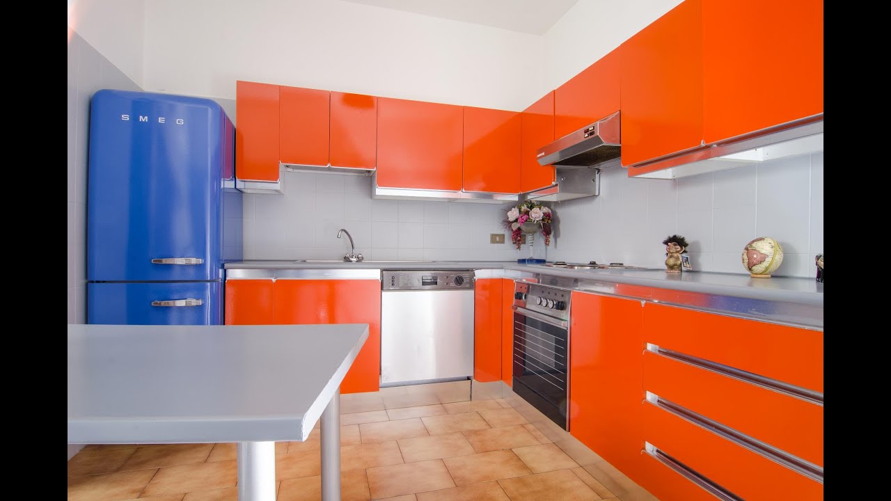 Mobili della cucina laccati o in laminato, formica, verniciare le piastrelle