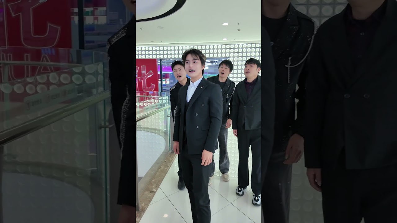 I was mesmerized by a beautiful woman's flying kiss#Prank #StreetPrank #Pickup #Funny