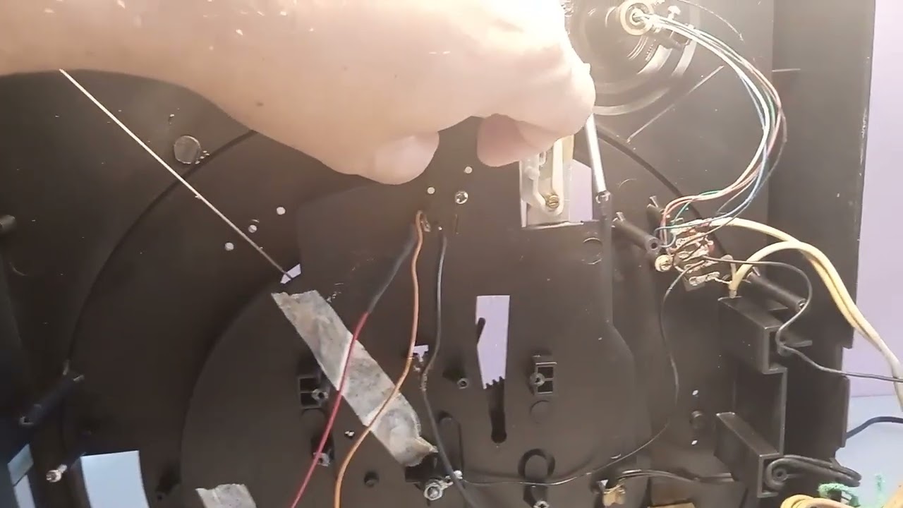 Toca discos CCE BD-250 precisando de conserto urgente. Raridade abandonada.