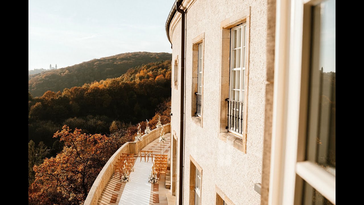 Ślub na tarasie z panoramicznym widokiem i przyjęcie na arkadach w Zinar Castle