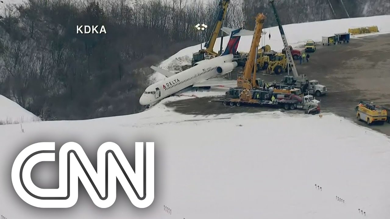 Equipes tentam remover avião que saiu da pista nos EUA | CNN PRIME TIME