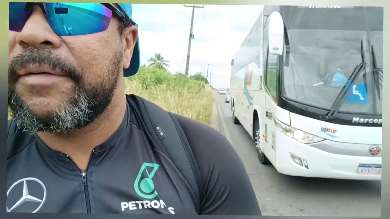Tomei café no ponto de ônibus. 