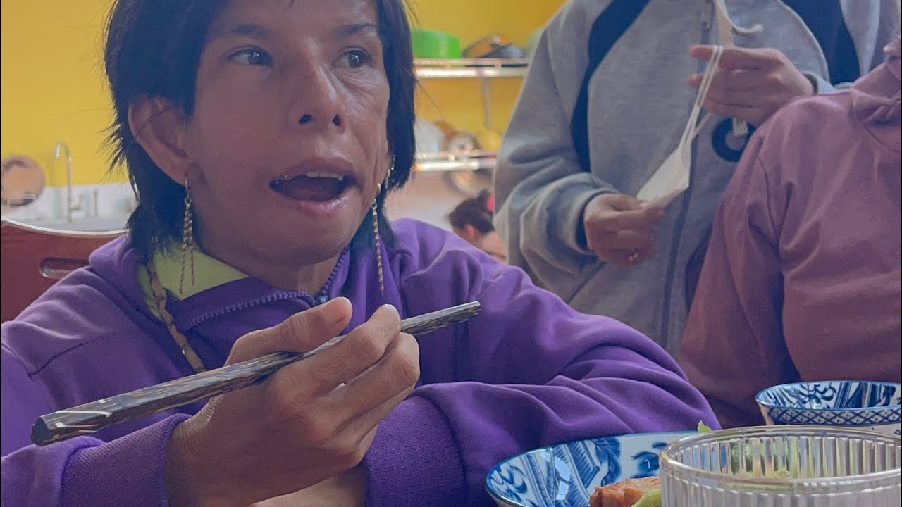 Căng Bà Út Dô Tới Bếp Tìm Kiếm Chim Sâu 