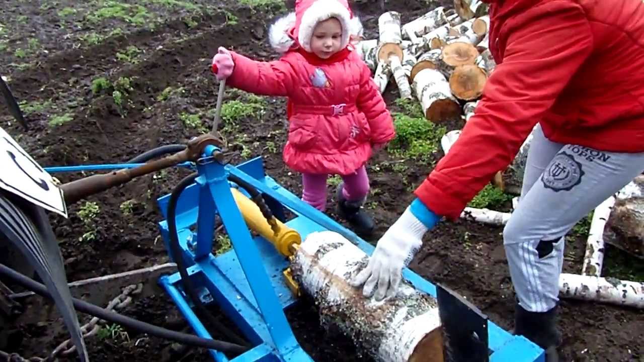 Дровокол и трехлетний ребенок