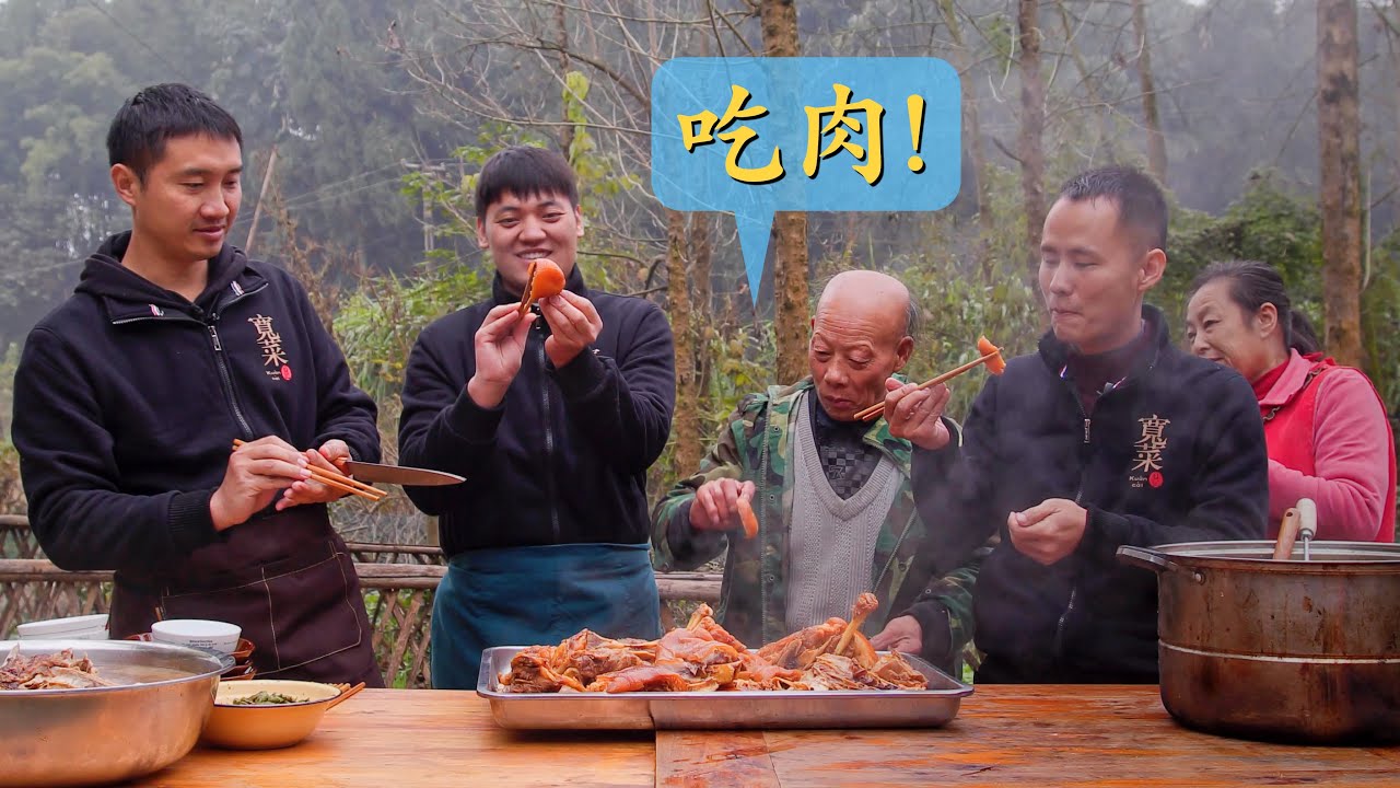 王刚用&ldquo;宽菜老卤&rdquo;做一大锅猪蹄，猪头，猪尾巴给四伯品尝，又耙又糯，安逸得很