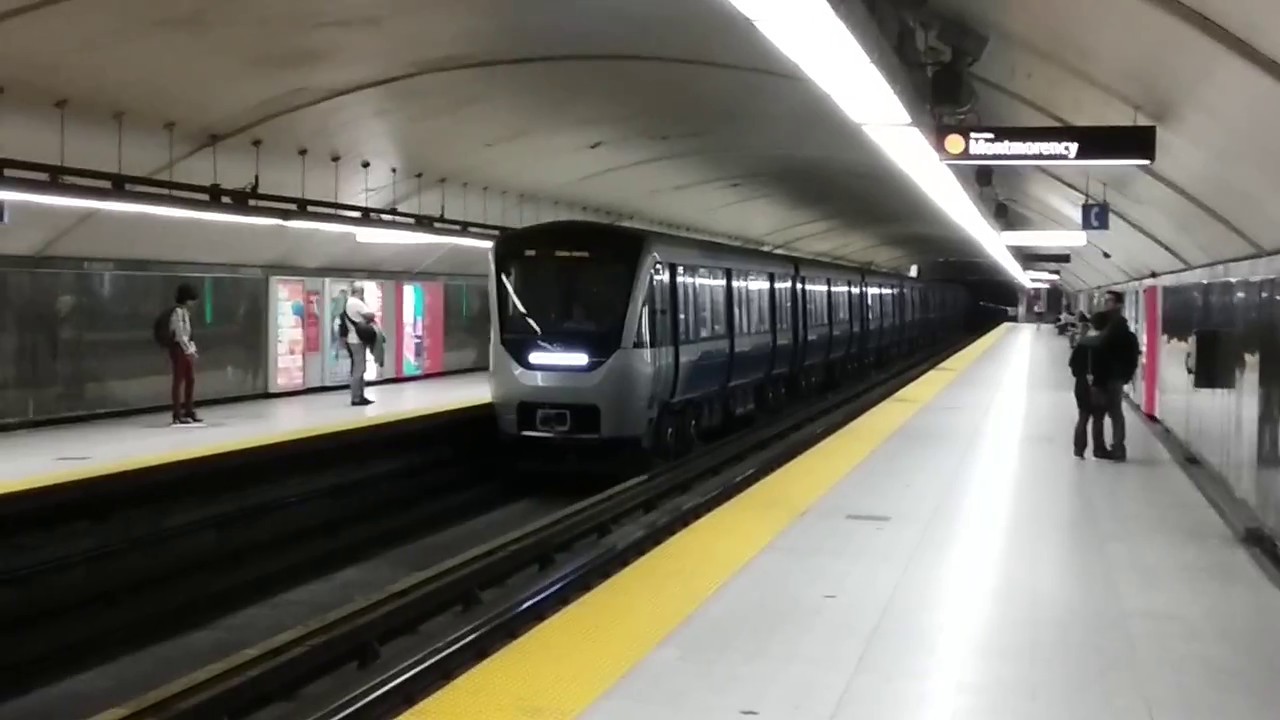 Station Laurier (ii)