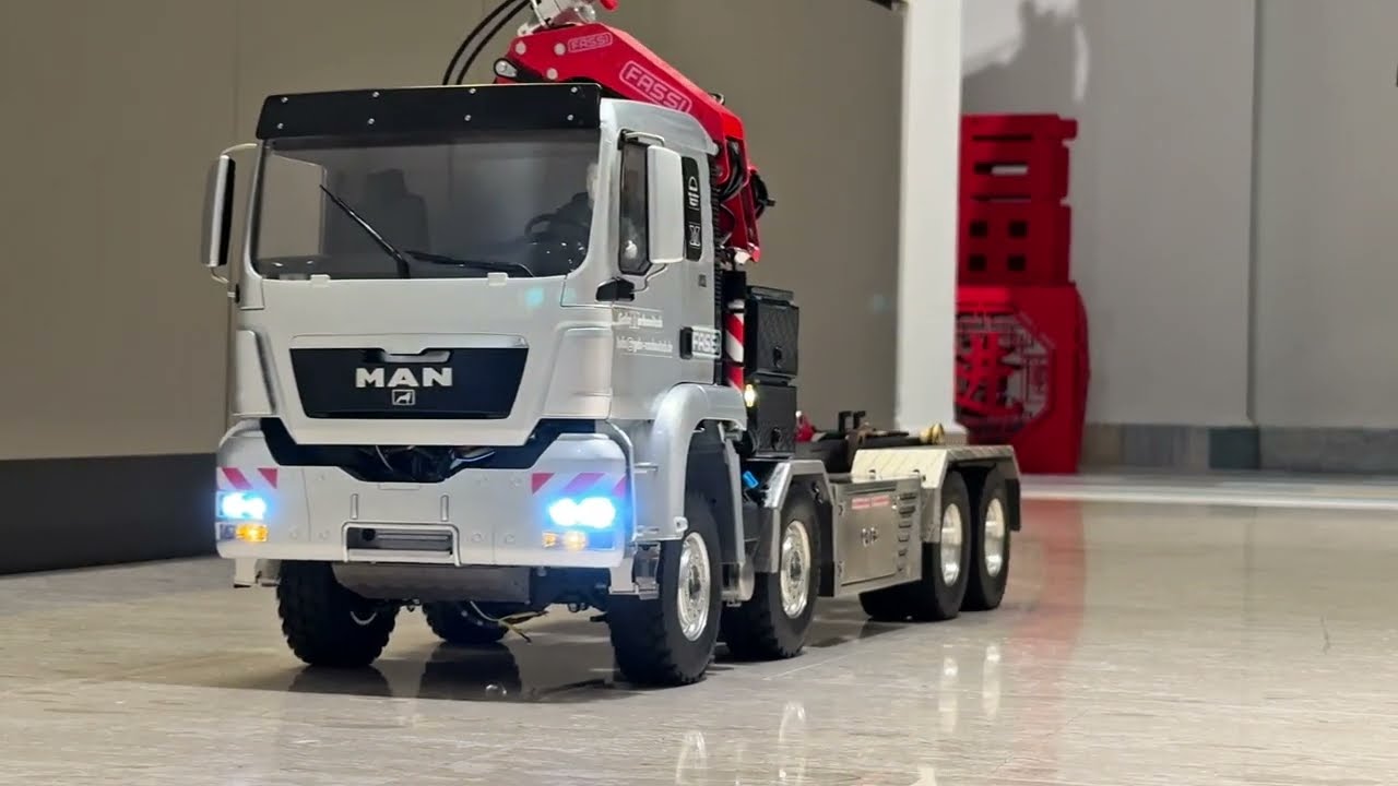 MAN 8x4 hooklift truck loading flatbed - ready for hauling duties #hooklift #8x4 #rchydraulic