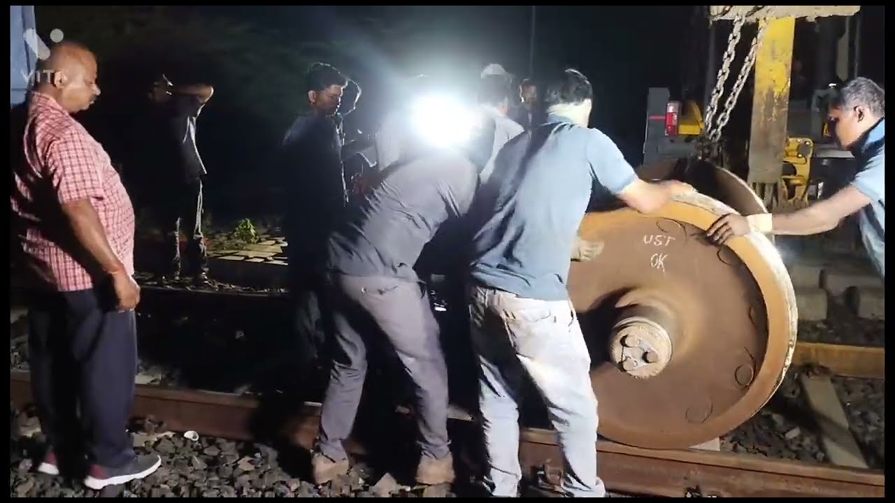 Indian Railway Breakdown Hot Axle BOXN WAGON LOADED OUTER WHEEL CHANGE