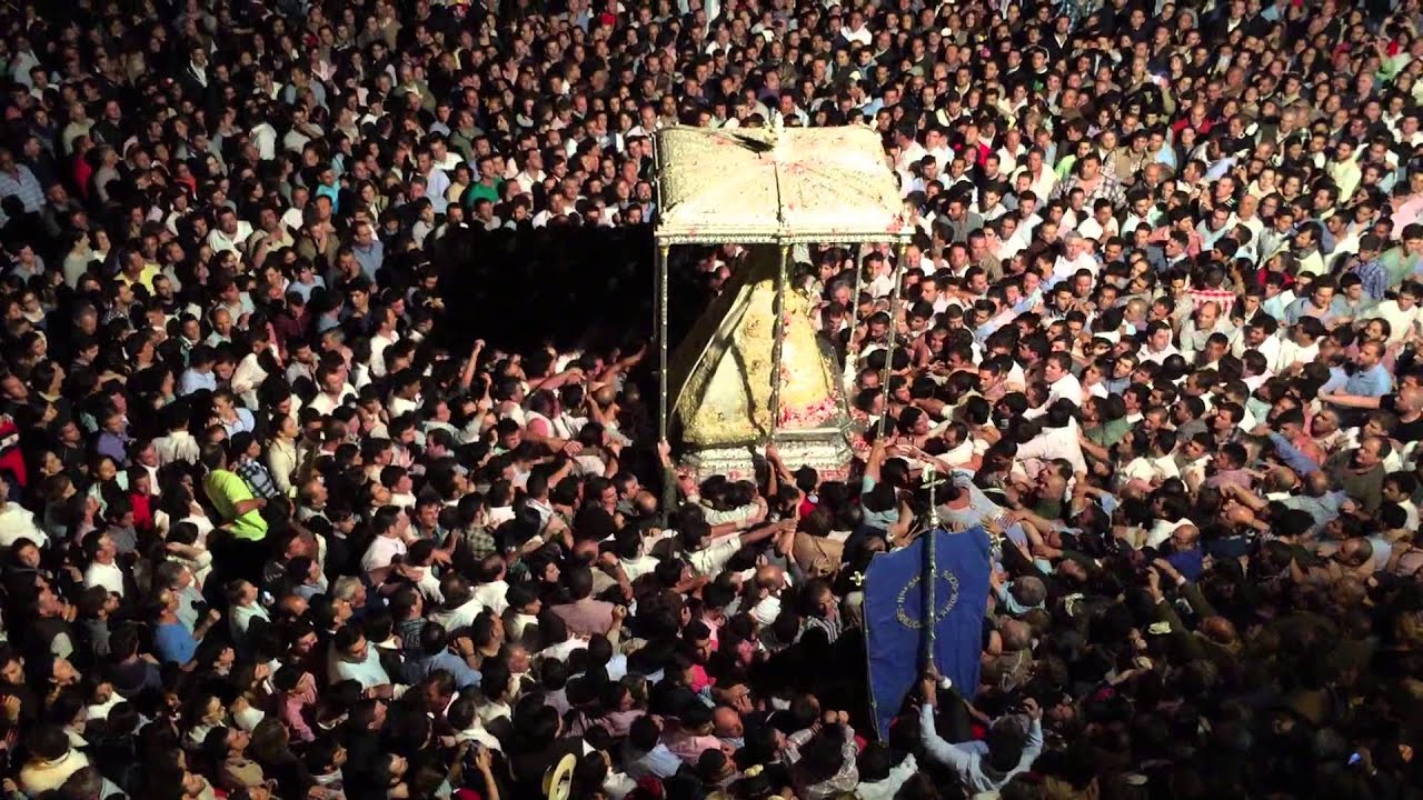 LA VIRGEN DEL ROCIO A SU PASO POR LA CASA HERMANDAD DE SANLÚCAR LA MAYOR