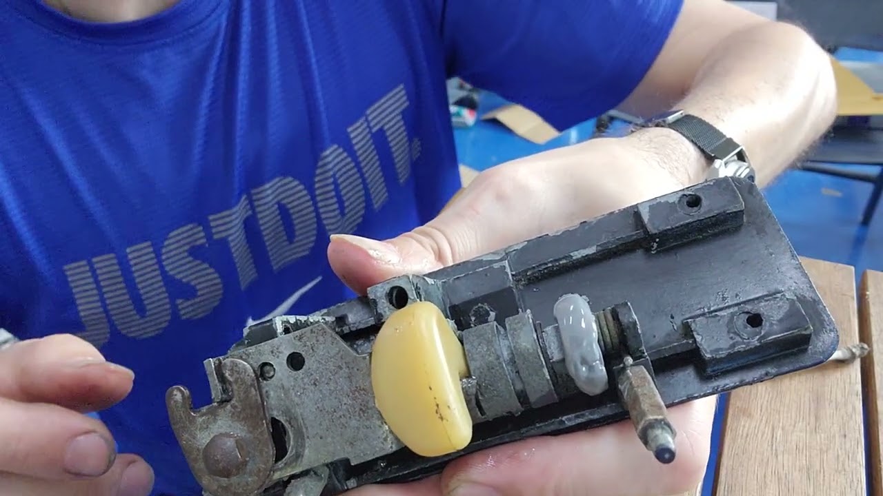 Roger, the Rover SD1: tailgate lock/lever cleanup
