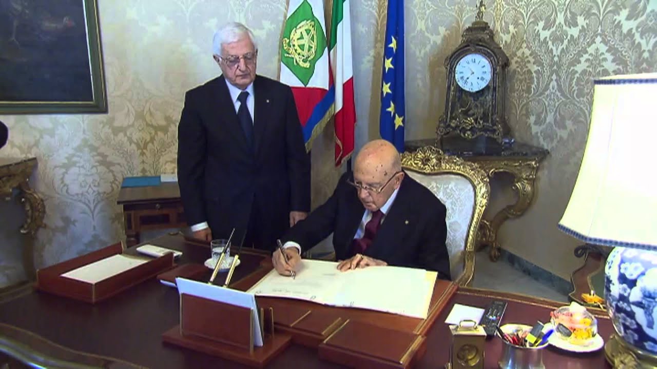 Il Presidente Napolitano firma l'atto di dimissioni dalla carica
