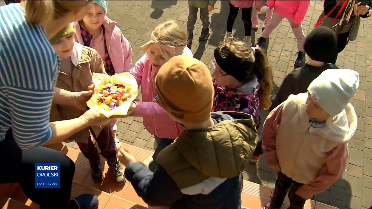 Radośnie o wiośnie. Przedszkolaki z Szemrowic chodzą z gaikiem