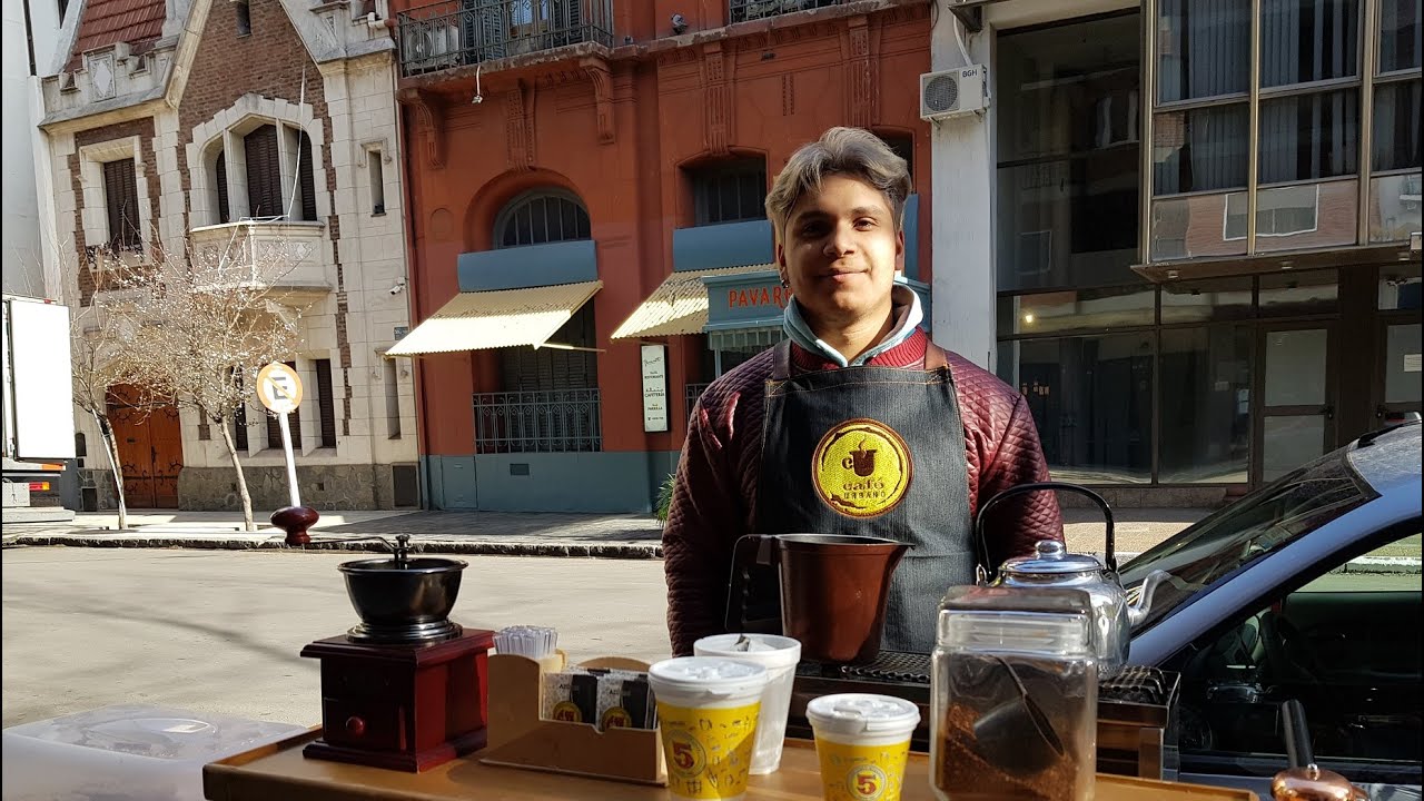 Tuvo que dejar la escuela y se puso a vender café en la calle