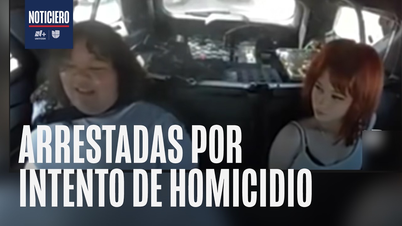 Adolescentes acusadas de intento de homicidio se divierten en la patrulla durante su arresto