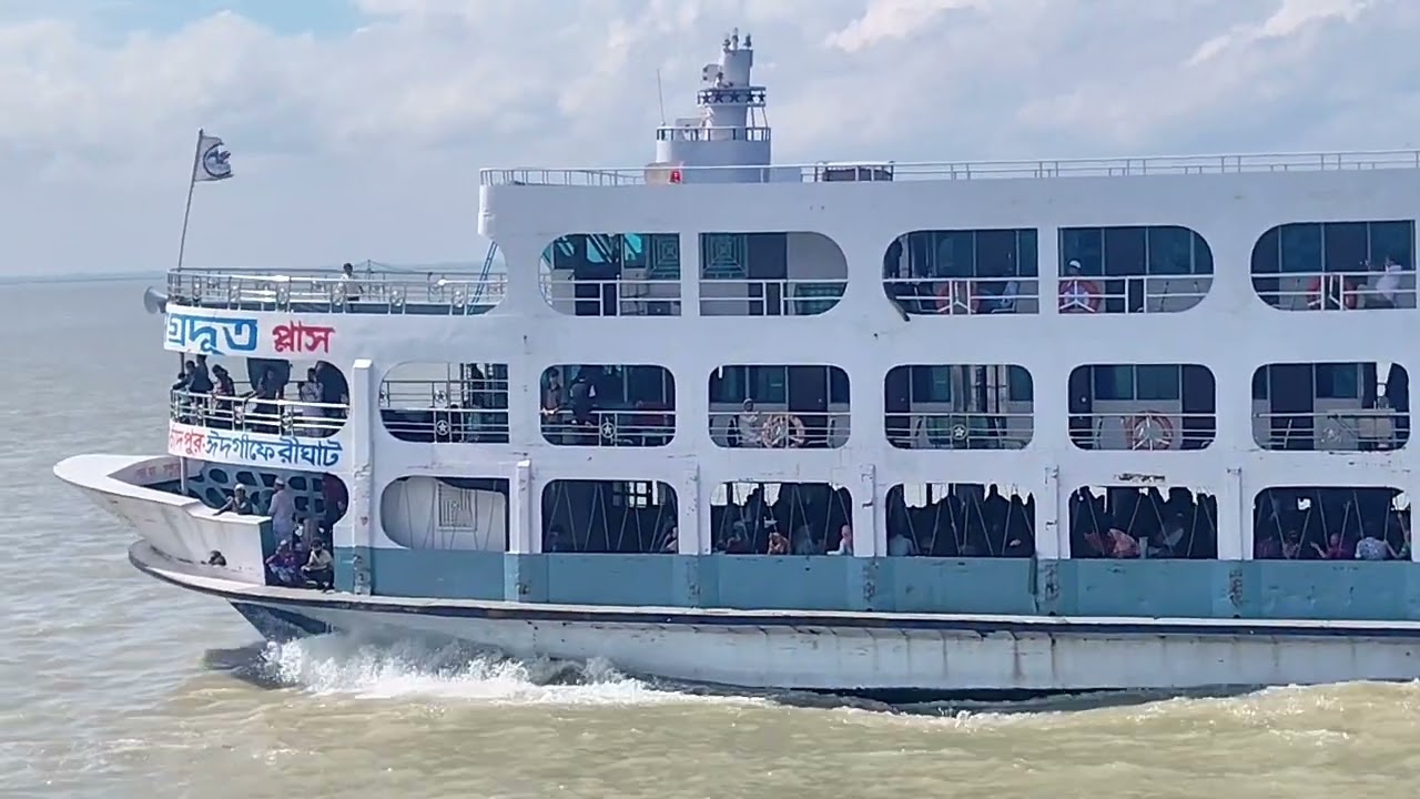 একসময় হুলারহাট ভান্ডারিয়া রুটে  দাপিয়ে বেরানো লঞ্চ এখন চলছে ঢাকা চাঁদপুর রুটে।। 