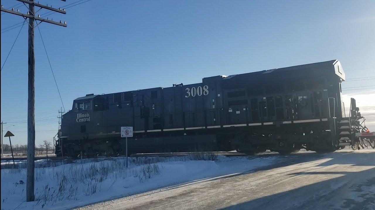 CN railfaning on the Rivers subdivision CN 3008 IC heritage unit heading eastbound on Communtiy Row