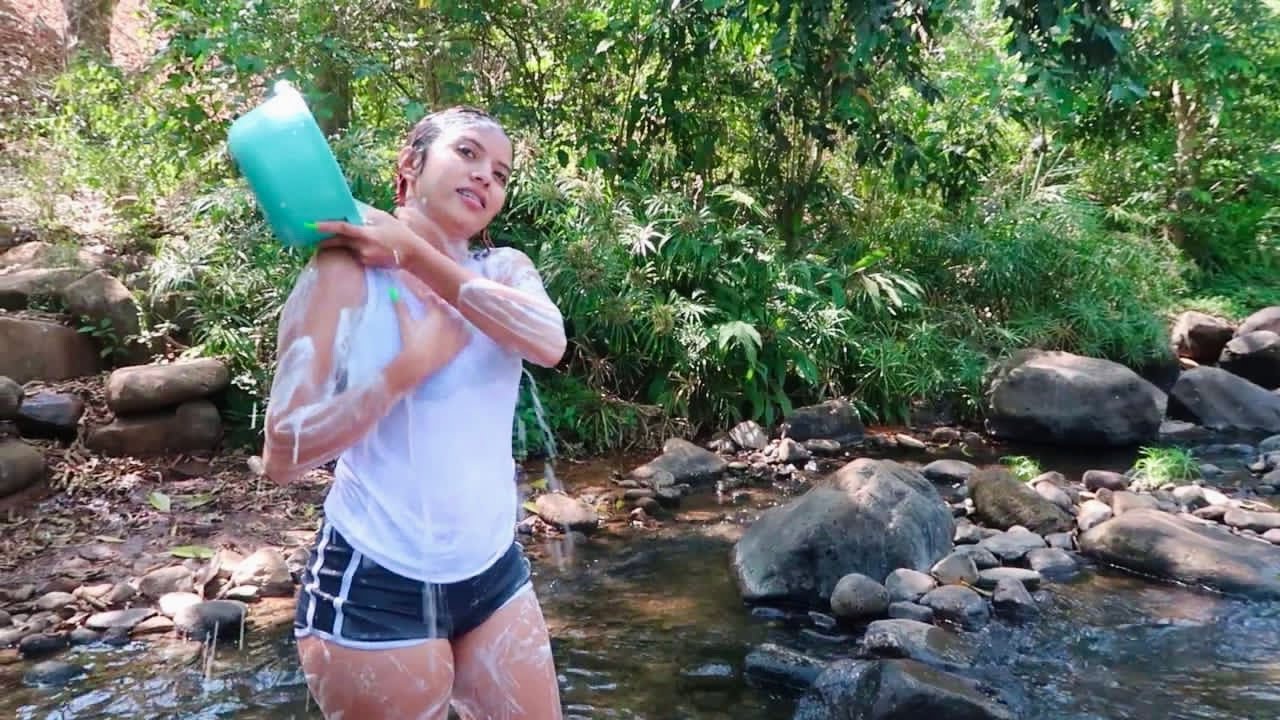 Dándome un rico chapuzón en el río | Tenemos días de estar sin agua en casa 😓