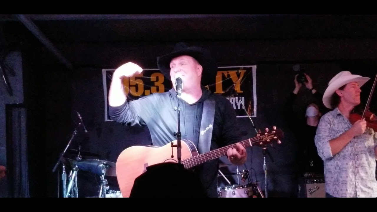 Garth Brooks Dive Bar Tour 