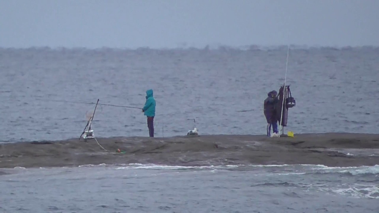 本日の田辺市目良沖磯オキニシと地磯ゴデンマツの釣り人