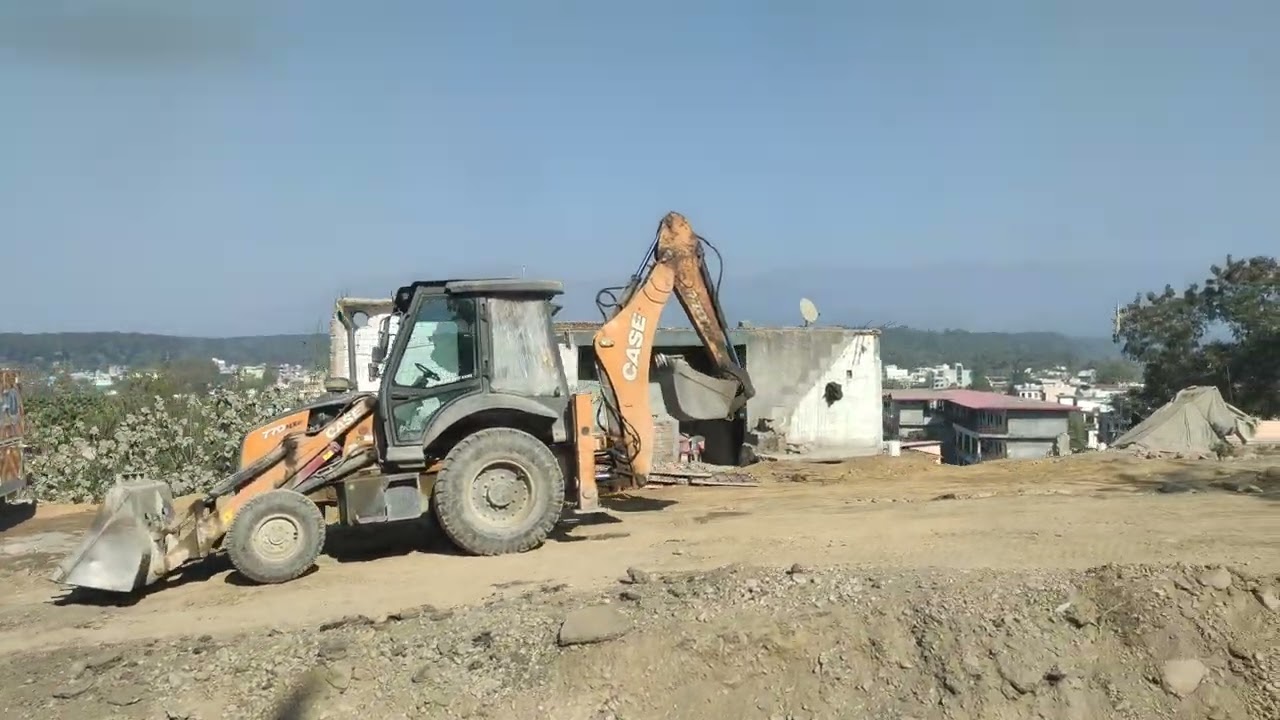 Dehradun mein chal raha hai flyover  ka kam jo bhi raste mein aaya sab Toda