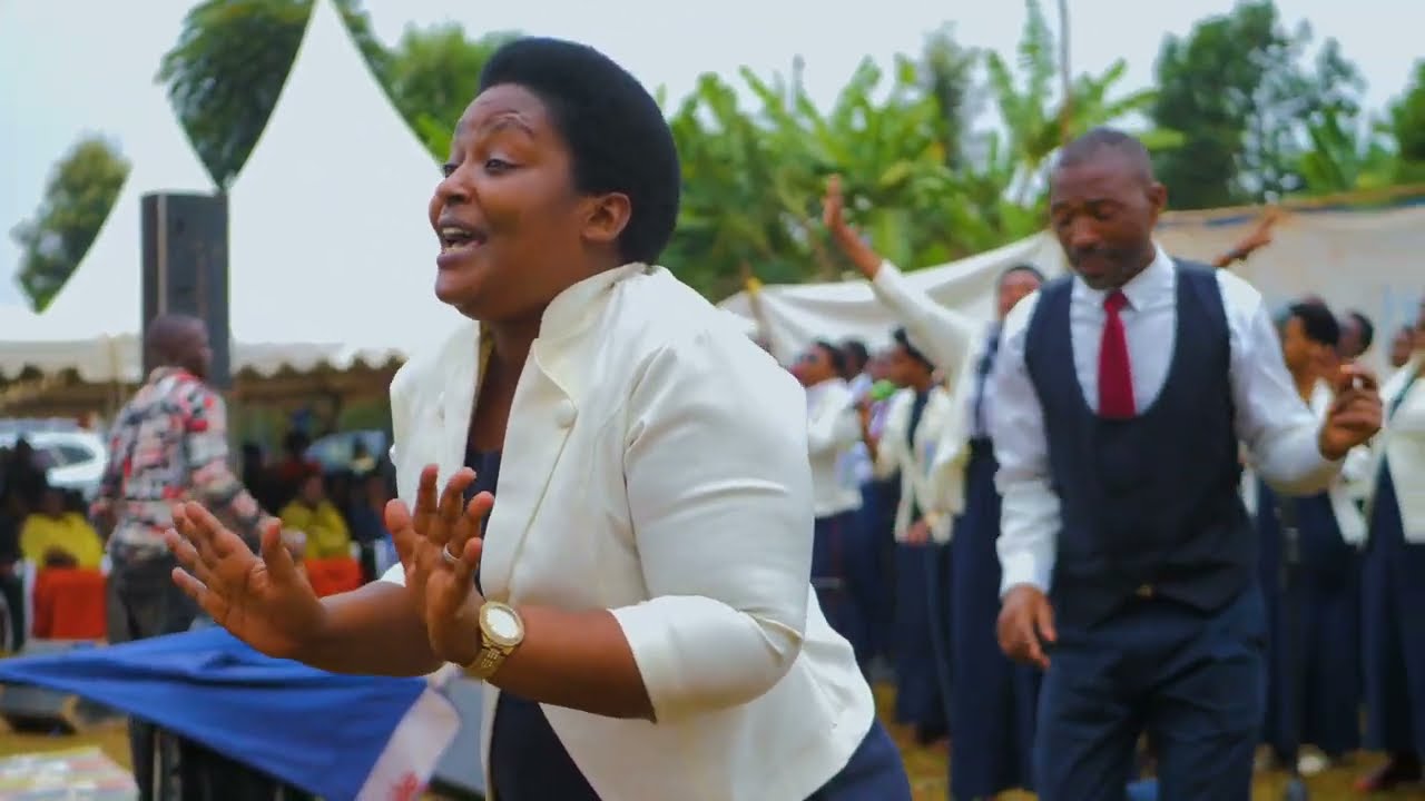 Choral IMPUHWE yo ku gisenyi yaraye itaramiye muri paroise RULI,zimwe mu ndirimbo baharirimbiye.