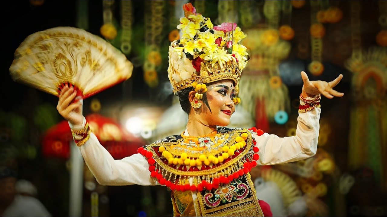 Gandrung Duwe Sesuwunan Pura Majapahit Denpasar Mesolah 