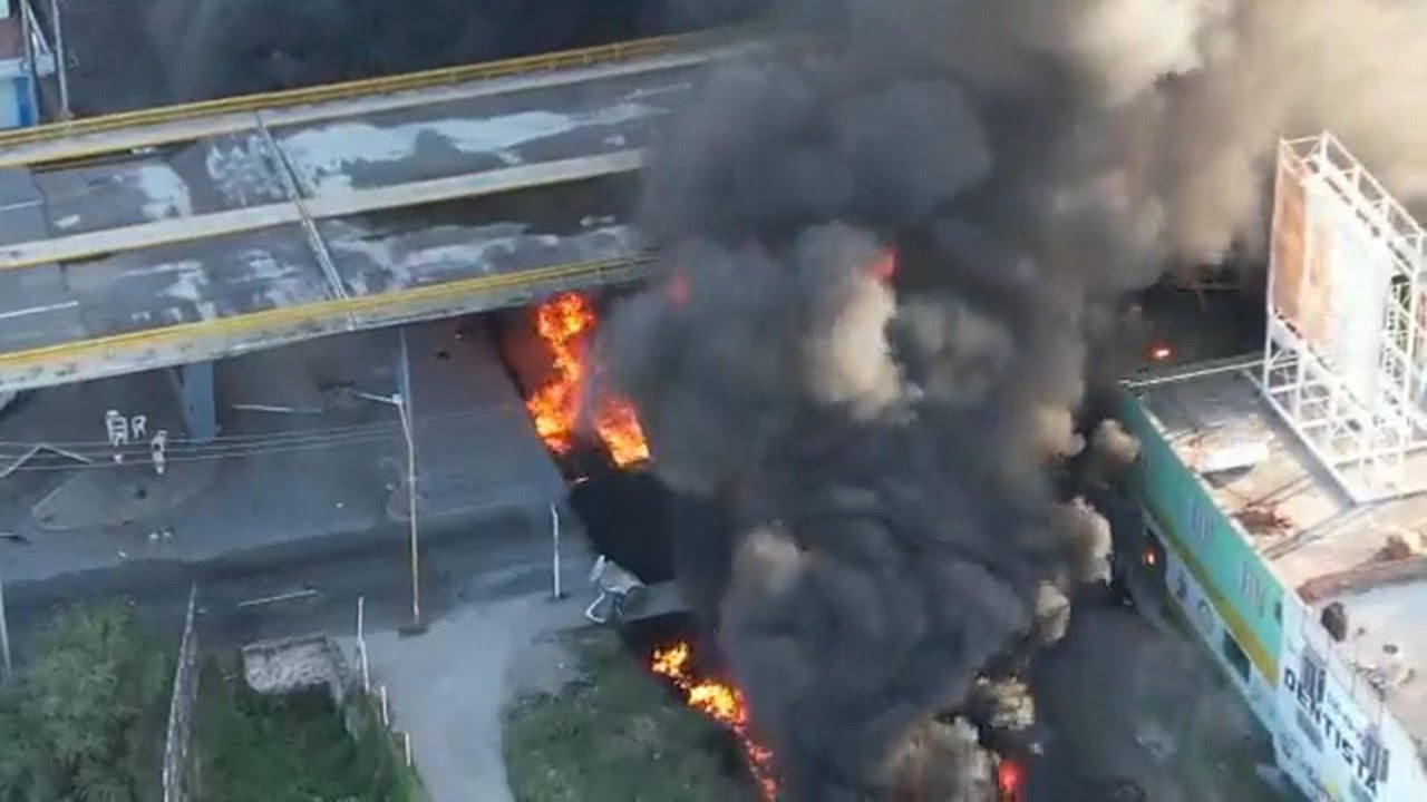 Choque entre tren y camión petrolero deja 100 casas quemadas en México