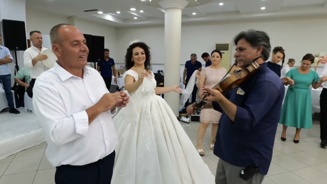 LIVE nga vallet ne dasmën Joana & Ernaldo.