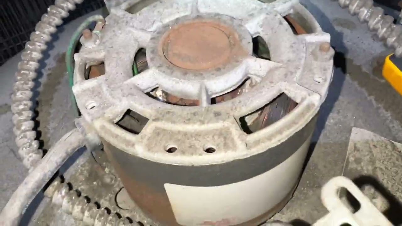 Звонок в сервисный центр Greenheck Roof Fan и винты Allen Set под увеличением.