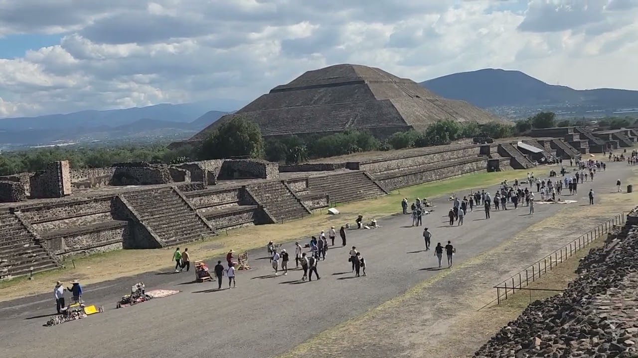 the avenue of the dead Teotihuac&aacute;n