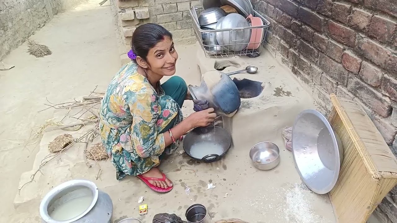 गुड़िया रानी बना रही हैं 😛