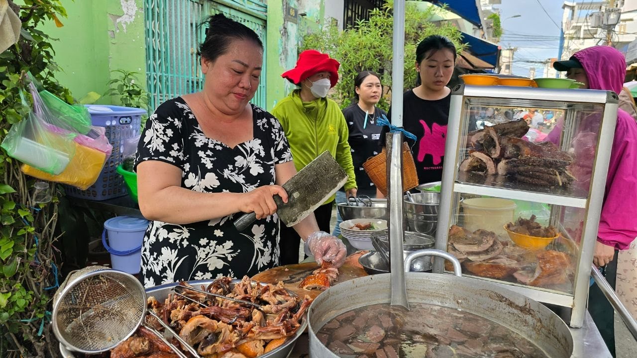 Hàng mì vịt tiềm trùm Lệ Chép Sài Gòn chật kín khách, chân hầm siêu mềm