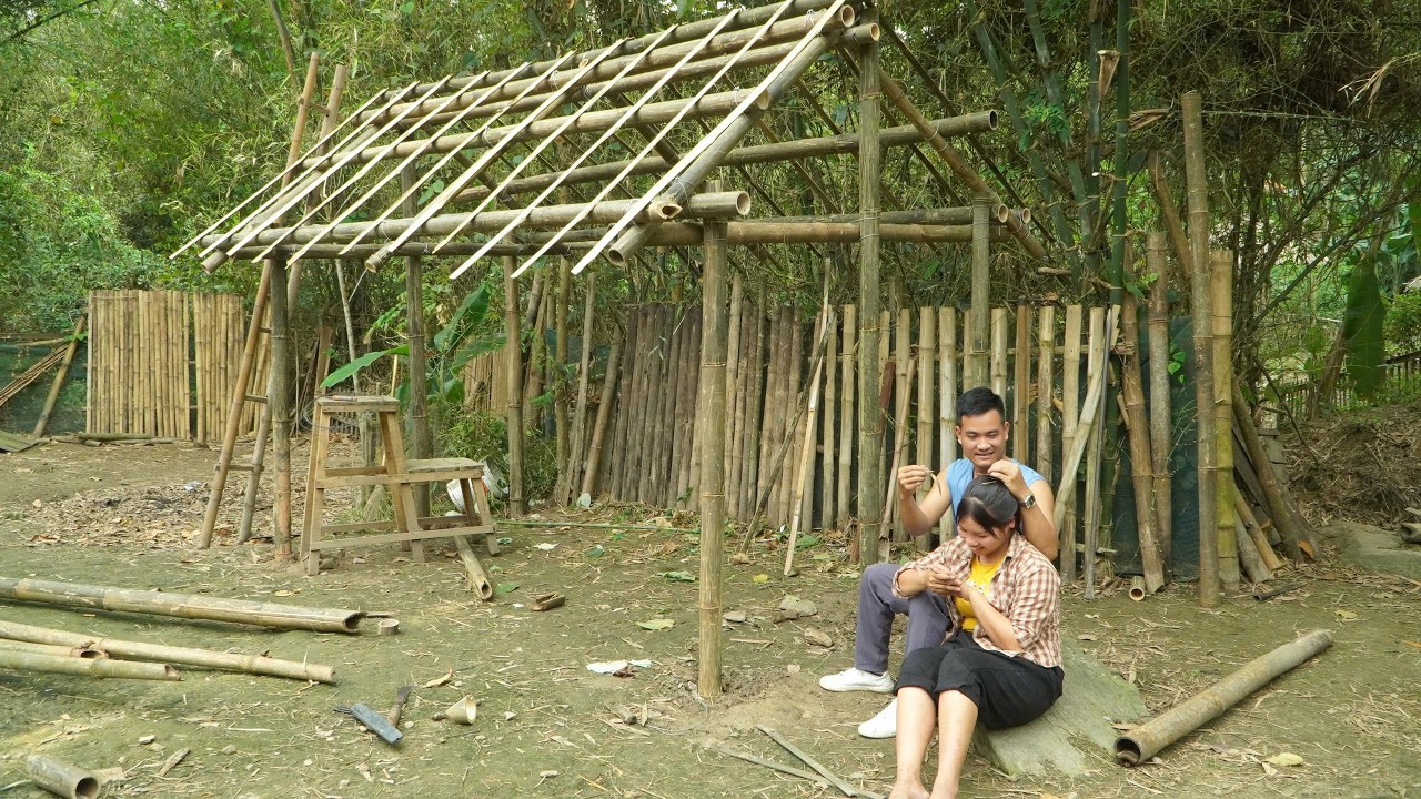 Together with T&uacute;, they built a new house out of bamboo and took care of their two sons.