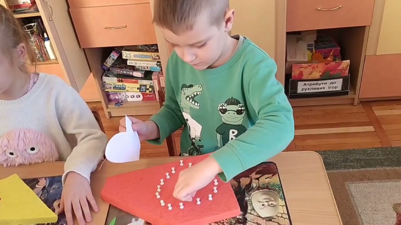 Нехай тепло сердець дитячих зігріває...(Створення панно у техніці стрінг-арт)