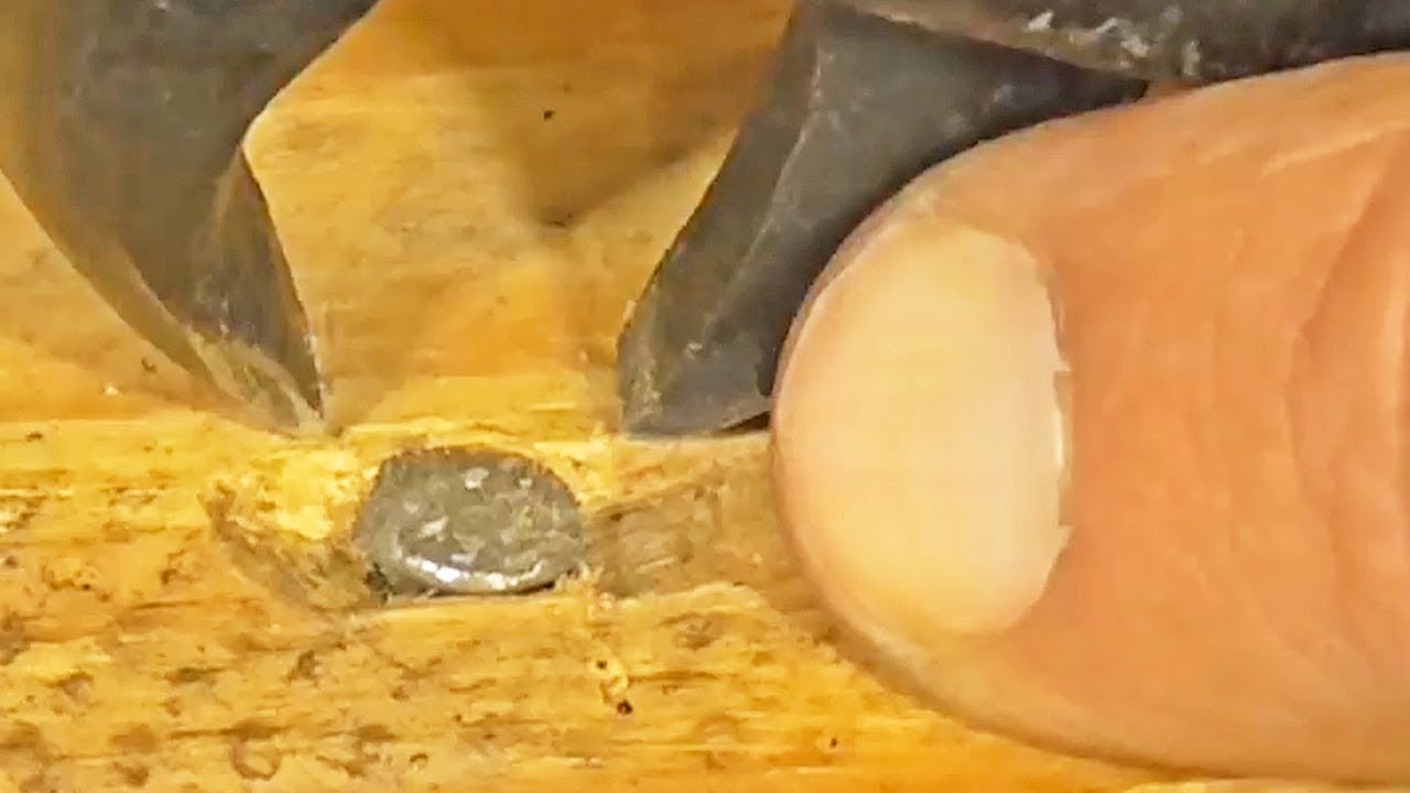 Суперидея для УПРЯМЫХ гвоздей! Полезное приспособление СВОИМИ РУКАМИ!