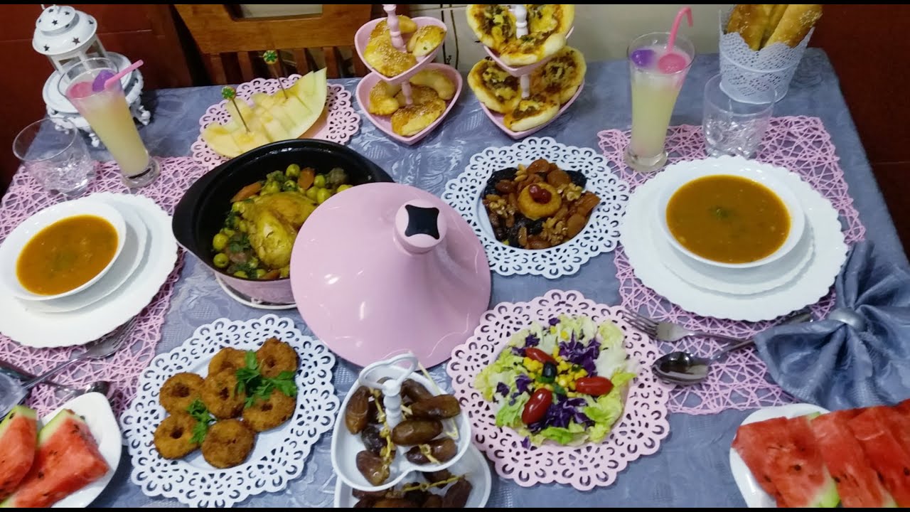 طاولة رمضانية وردية🌛طاجين الزيتون بالدجاج مملحات بعجينة سحرية قطنية😋أساور الدجاج الرائعة المذاق 😋