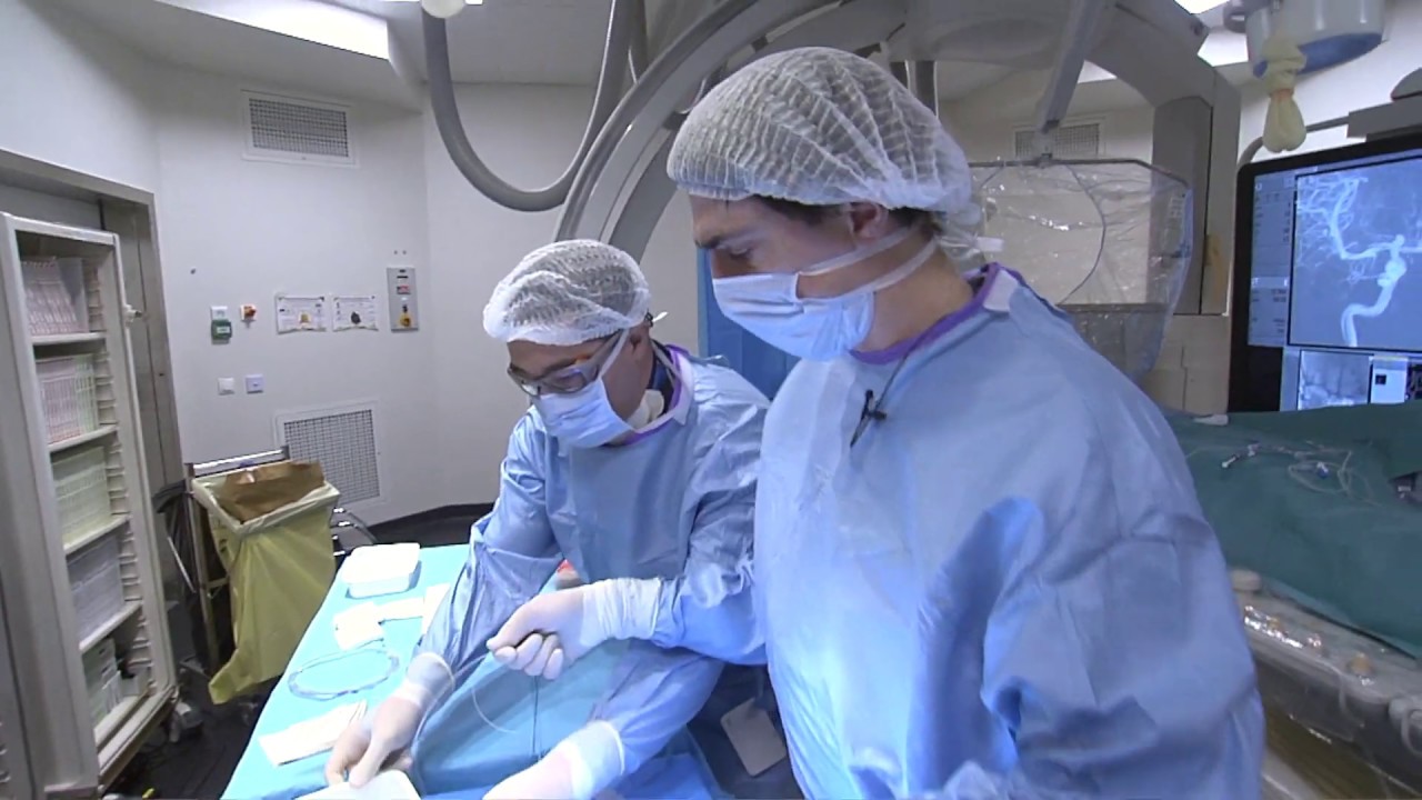 Retransmission en direct d'une occlusion endovasculaire d’un anévrysme intracrânien non rompu
