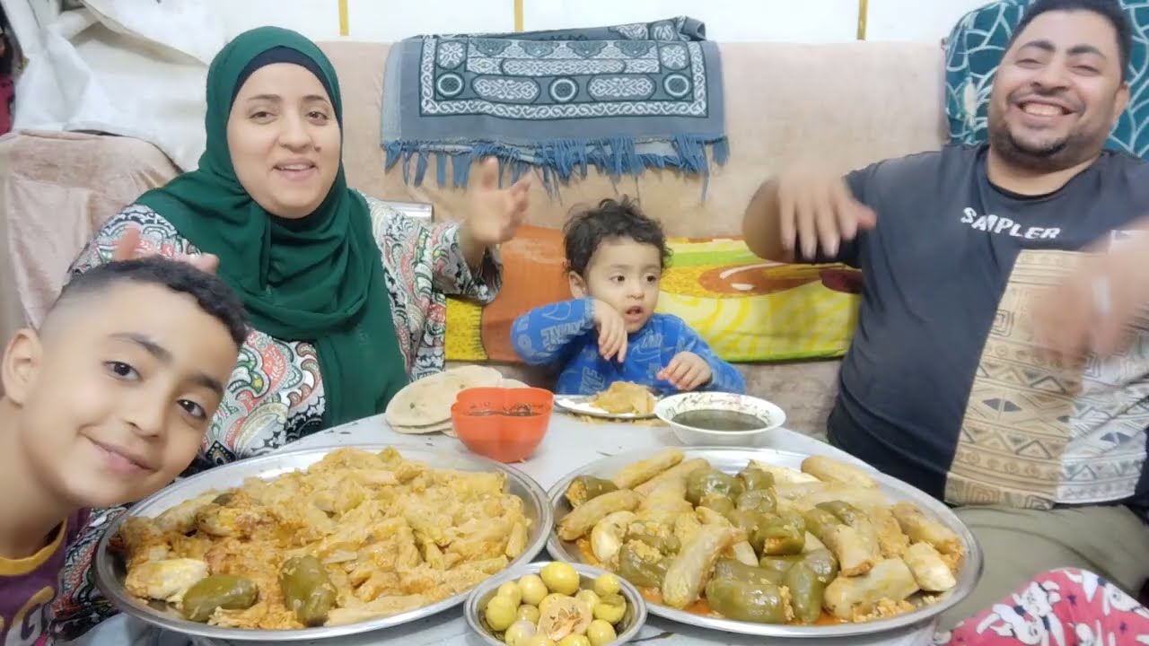 تحدي اكل على اكبر صانيتين محشي مشكل صينيه كرنب وصينيه بتنجان وفلفل احلى هديتين جولي من السعوديه 💃