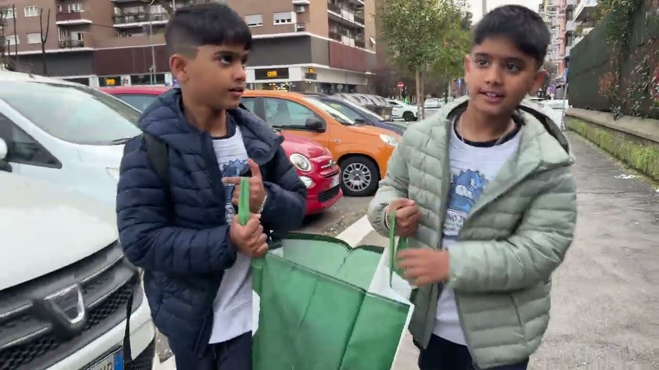 ইসা ও ইদ্রিসকে কাজ করিয়ে বোঝানোর চেষ্টা, জীবন বড় কঠিন ও পরিশ্রম করতে হয়, রোম, ইতালি