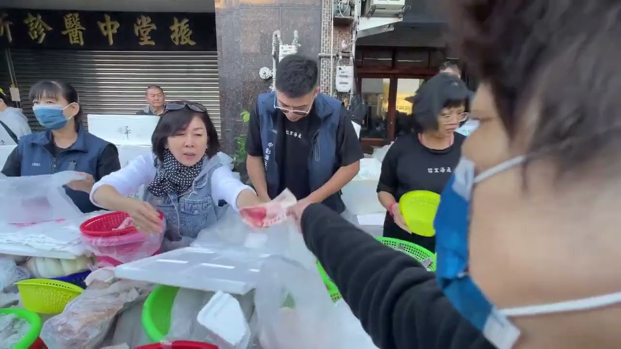 烏魚膘暴動了 一包150 發瘋膩 #中彰海王子 #烏日火車站 #海鮮叫賣 #海鮮拍賣